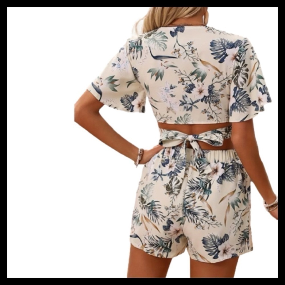 BOUTIQUE Two Piece Set Tropical Print 🌴✨ - Picture 3 of 7